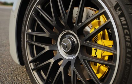 Mercedes AMG GT 63 DME GT Club Galeria 5 Llanta con pinzas de freno amarillas del Mercedes-AMG GT 63 Coupé