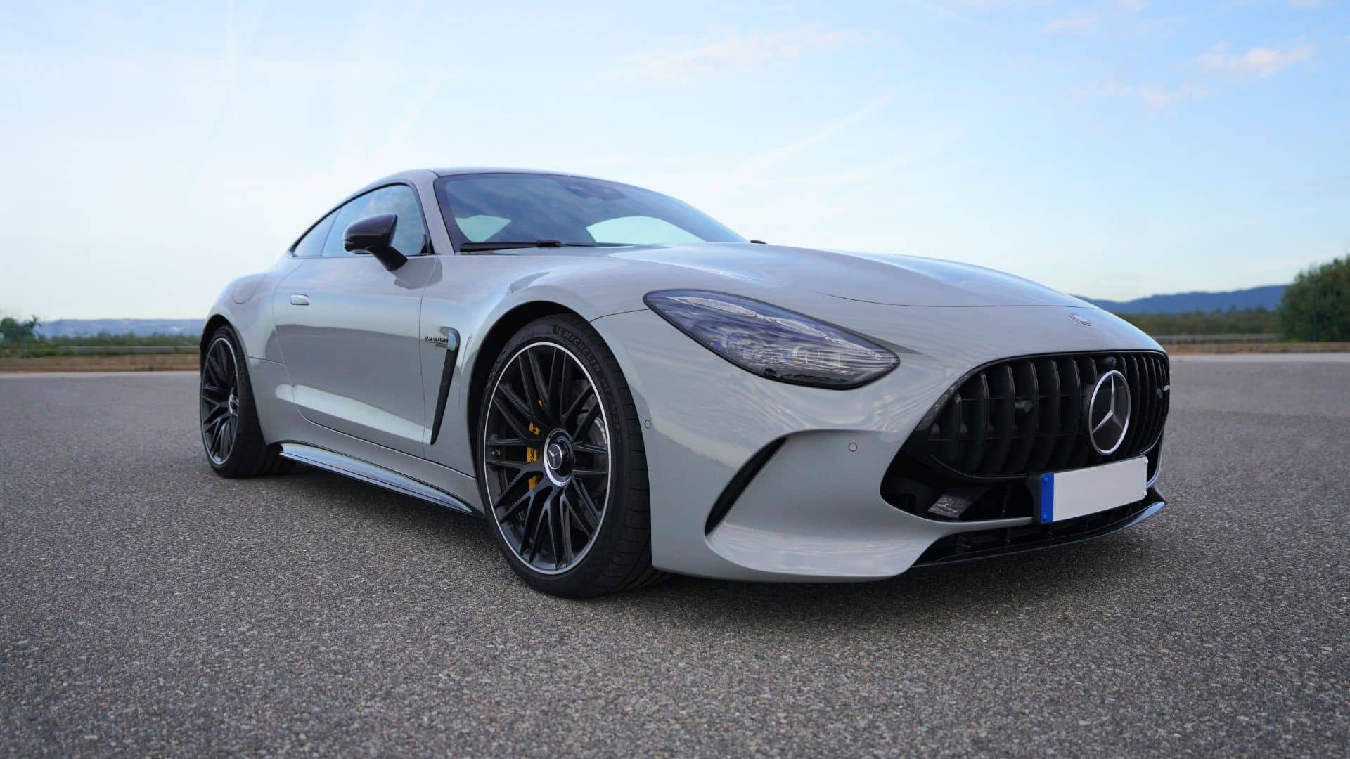 Espectacular Mercedes-AMG GT 63 Coupé de costado
