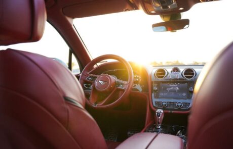 Asientos delanteros con el cuadro de instrumentos del Bentley Bentayga W12 Speed Asientos delanteros con el cuadro de instrumentos del Bentley Bentayga W12 Speed