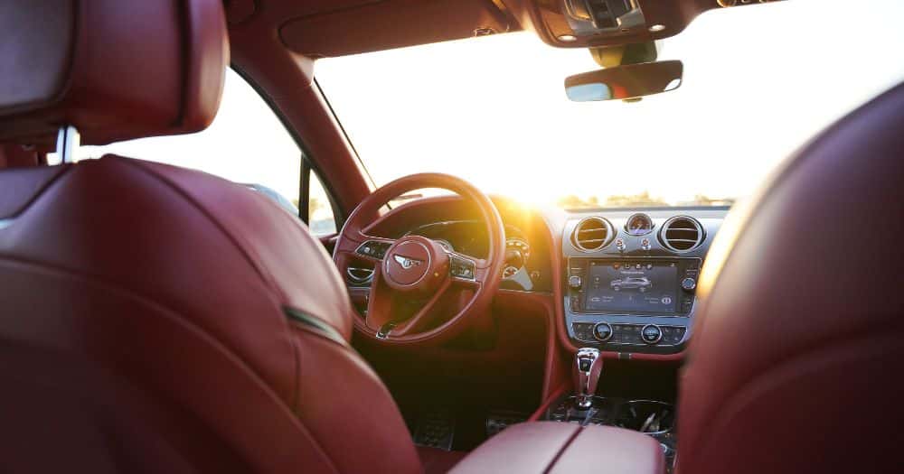 Asientos delanteros con el cuadro de instrumentos del Bentley Bentayga W12 Speed Asientos delanteros con el cuadro de instrumentos del Bentley Bentayga W12 Speed