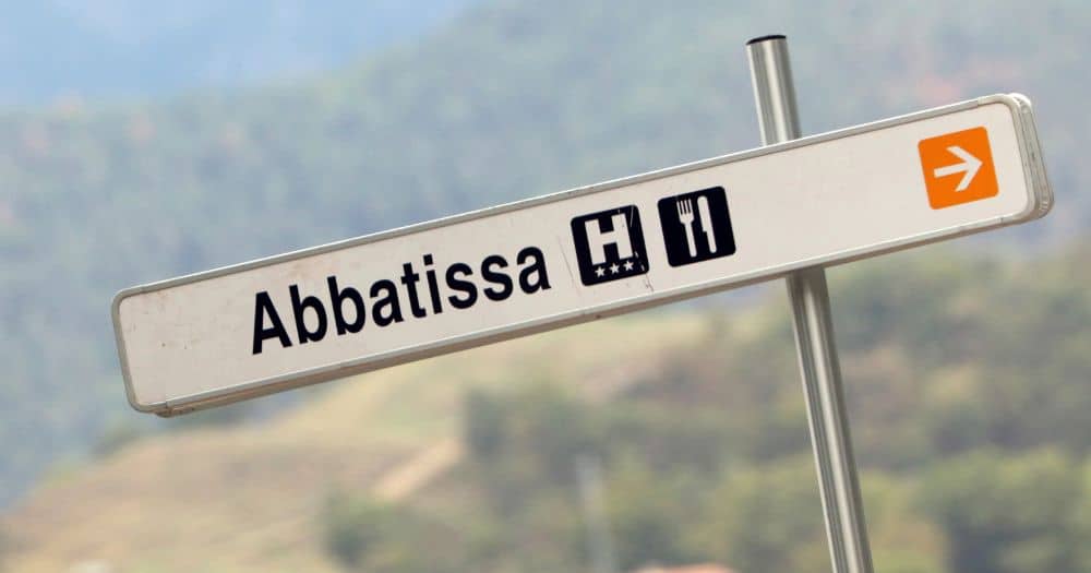 Cartel del restaurante Abatissa en la carretera Cartel del restaurante Abatissa en la carretera