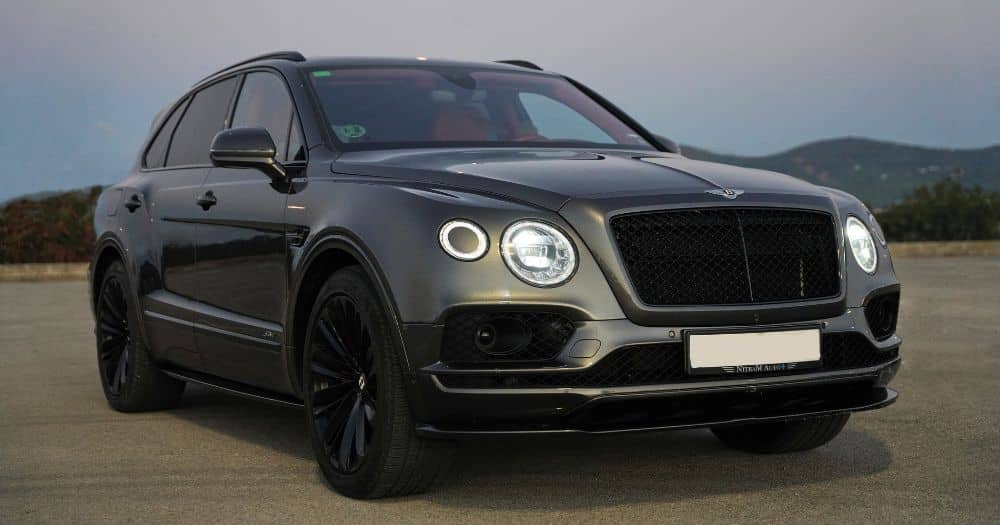 Espectacular Bentley Bentayga W12 Speed de costado Espectacular Bentley Bentayga W12 Speed de costado