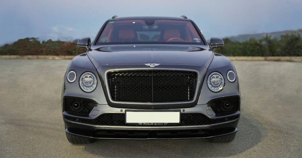 Imponente Bentley Bentayga W12 Speed de frente Imponente Bentley Bentayga W12 Speed de frente