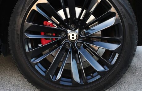 Llanta con pinzas de freno rojas Bentley Bentayga W12 Speed Llanta con pinzas de freno rojas Bentley Bentayga W12 Speed