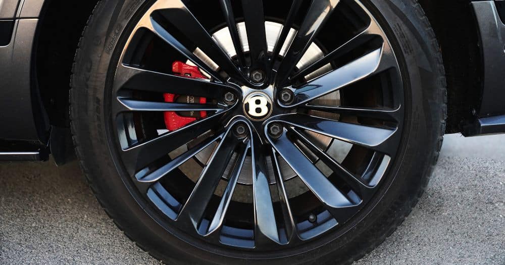 Llanta con pinzas de freno rojas Bentley Bentayga W12 Speed Llanta con pinzas de freno rojas Bentley Bentayga W12 Speed