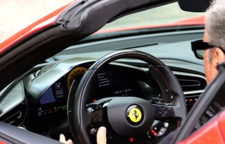 Plano detalle al volante del Ferrari Plano detalle al volante del Ferrari