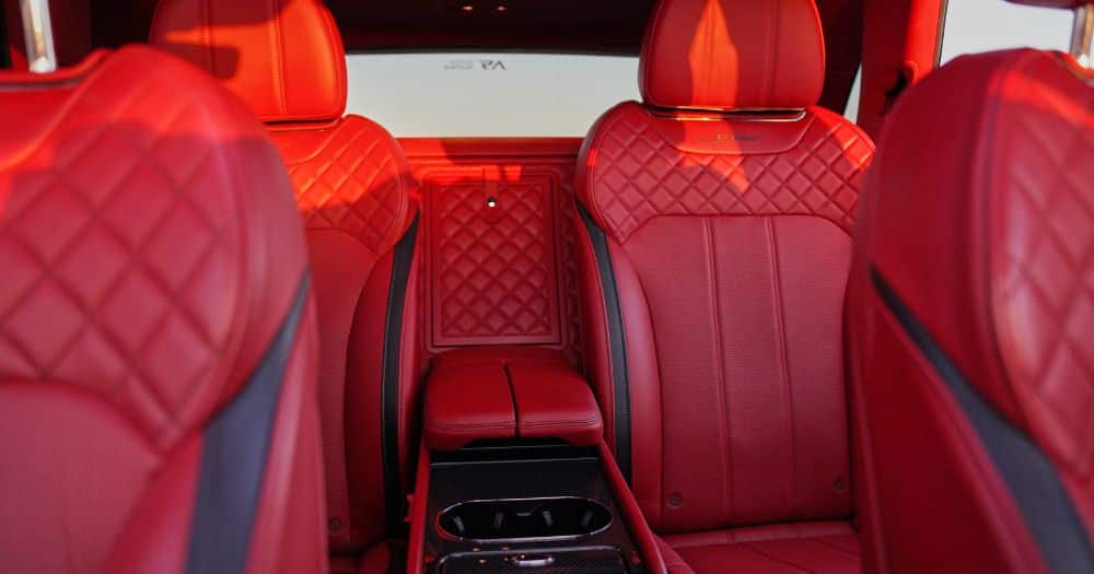 Vista de todos los asientos rojo burdeos del Bentley Bentayga W12 Speed Vista de todos los asientos rojo burdeos del Bentley Bentayga W12 Speed