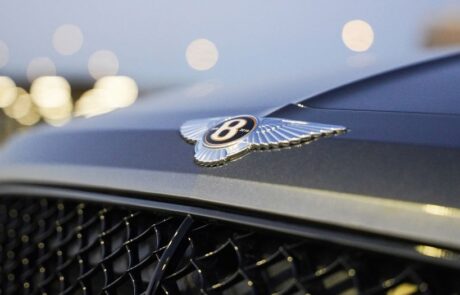 Vista del emblema del Bentley Bentayga W12 Speed Vista del emblema del Bentley Bentayga W12 Speed