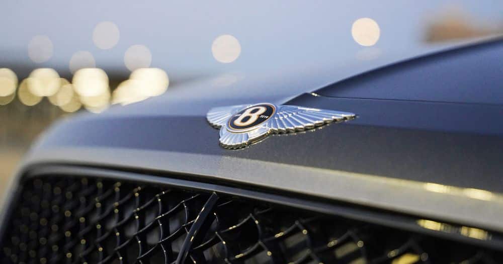 Vista del emblema del Bentley Bentayga W12 Speed Vista del emblema del Bentley Bentayga W12 Speed