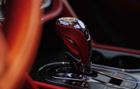 Vista detalle del freno de mano del Bentley Bentayga W12 Speed Vista detalle del freno de mano del Bentley Bentayga W12 Speed