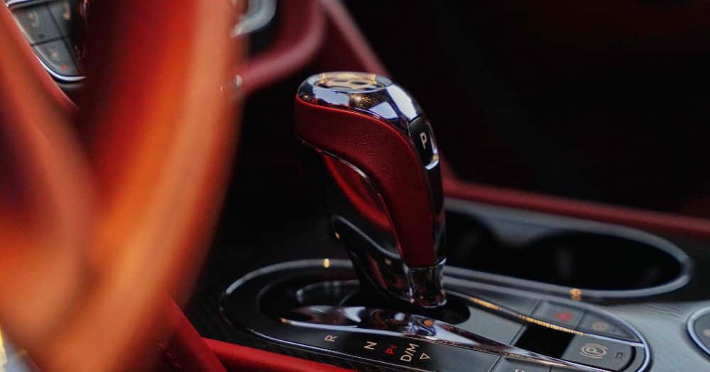 Vista detalle del freno de mano del Bentley Bentayga W12 Speed Vista detalle del freno de mano del Bentley Bentayga W12 Speed