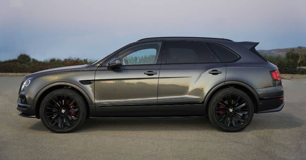 Vista lateral de un espectacular Bentley Bentayga W12 Speed Vista lateral de un espectacular Bentley Bentayga W12 Speed