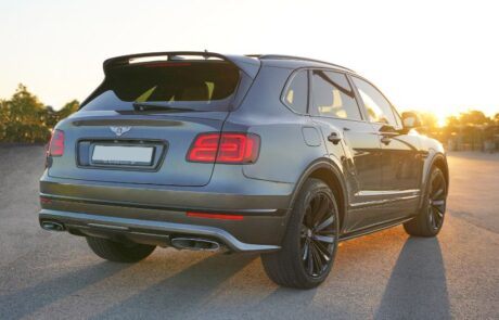 Vista trasera de un espectacular Bentley Bentayga W12 Speed Vista trasera de un espectacular Bentley Bentayga W12 Speed