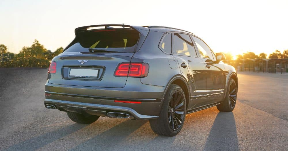 Vista trasera de un espectacular Bentley Bentayga W12 Speed Vista trasera de un espectacular Bentley Bentayga W12 Speed