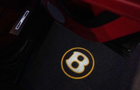 proyección del logotipo de la marca en la puerta del Bentley Bentayga W12 Speed proyección del logotipo de la marca en la puerta del Bentley Bentayga W12 Speed