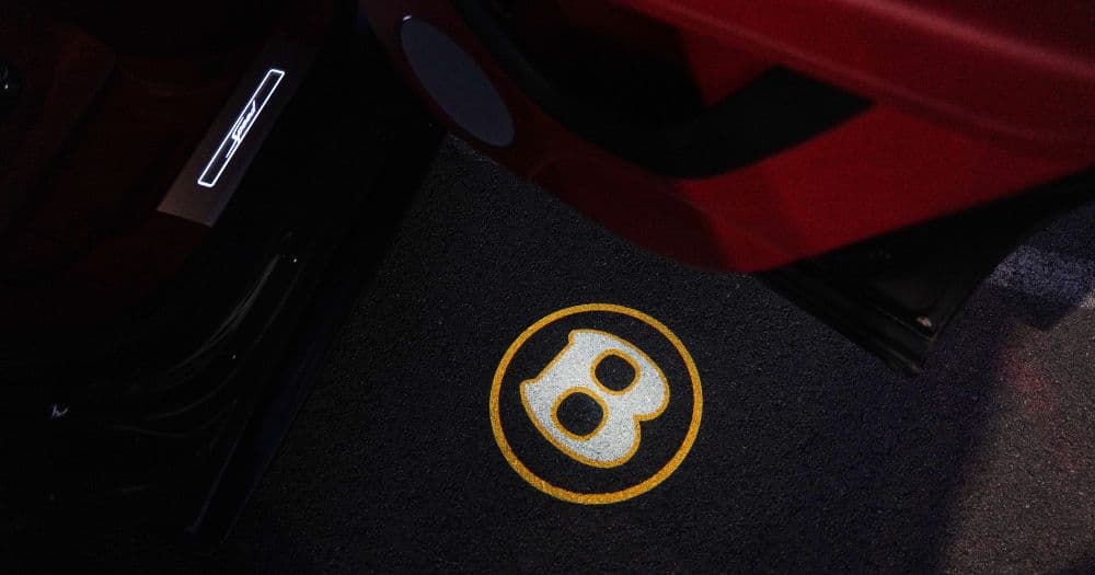 proyección del logotipo de la marca en la puerta del Bentley Bentayga W12 Speed proyección del logotipo de la marca en la puerta del Bentley Bentayga W12 Speed