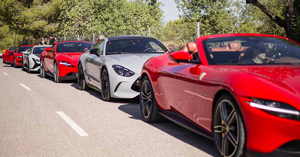 Caravana de superdeportivos encabezada por un Ferrari Roma en la GT Session Valencia.