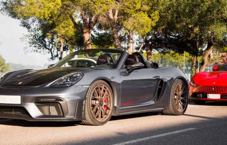 Porsche 718 Spyder RS gris aparcado junto a un Ferrari durante la GT Session Valencia.