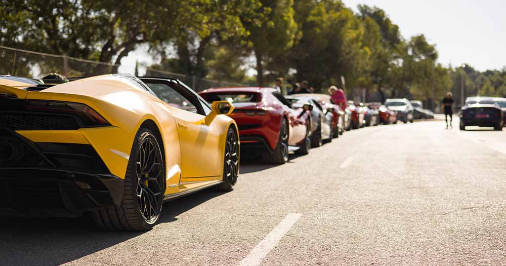 Vista trasera de un Lamborghini Huracán Spyder amarillo alineado en la GT Session Valencia.