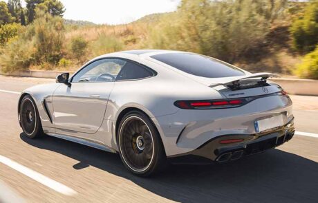 Mercedes-AMG GT gris visto desde atrás rodando en carretera durante la GT Session Valencia.