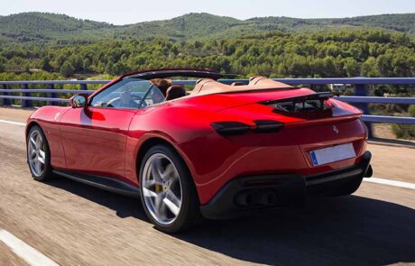 Ferrari Roma Spider rojo circulando sobre un puente en la Sierra de los Tajos.